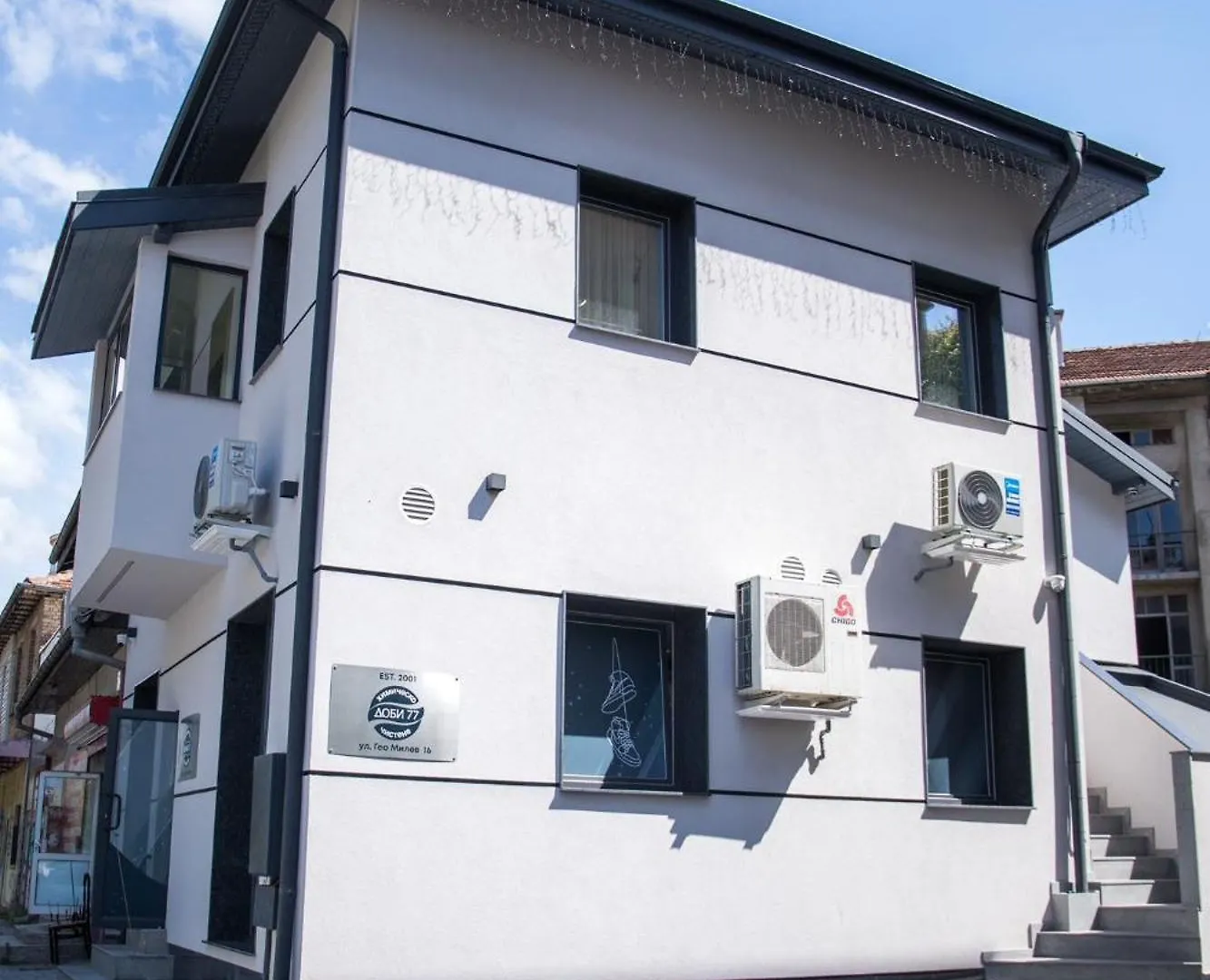 Luxurious House With Three Deluxe Rooms & Free Parking location