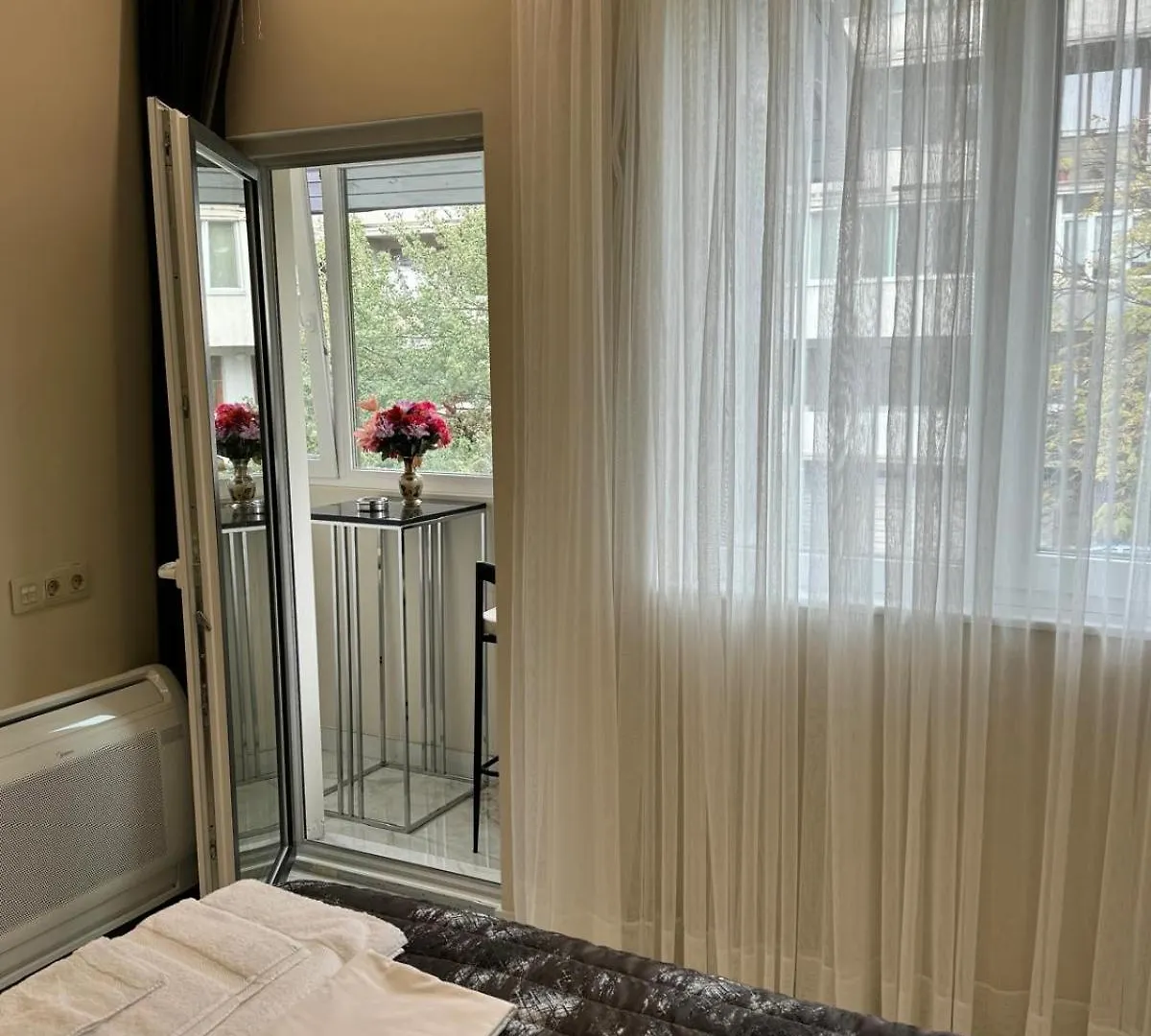 Luxurious House With Three Deluxe Rooms & Free Parking Sofia Apartment