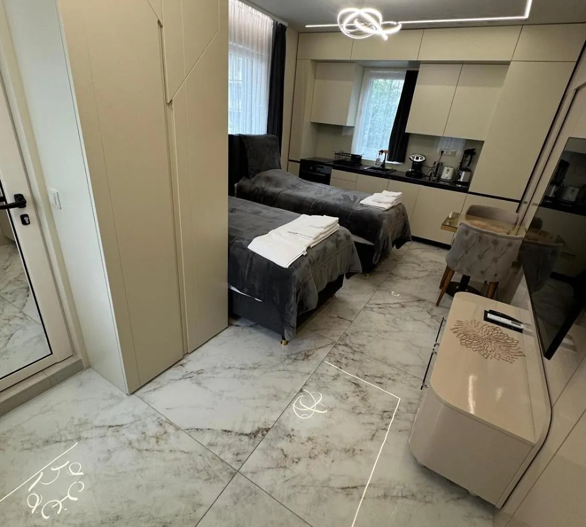 Luxurious House With Three Deluxe Rooms & Free Parking Sofie